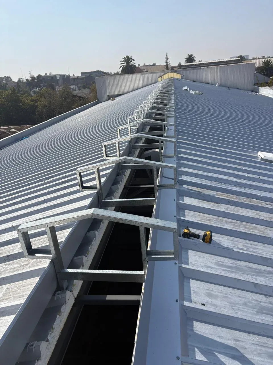 Ducto metálico de ventilación instalado en fachada industrial