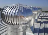 Extractor eólico sobre cubierta metálica