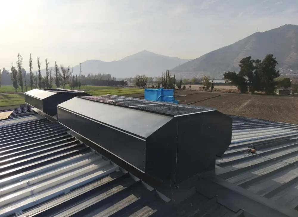 Sistema de ventilación lineal gravitacional instalado en cubierta